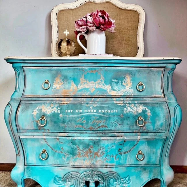 Transferencia decorativa Lovely Script en cómoda bombé turquesa restaurada - caligrafía blanca Est Un Doux Endroit con arabescos y rosas - Re-Design with Prima