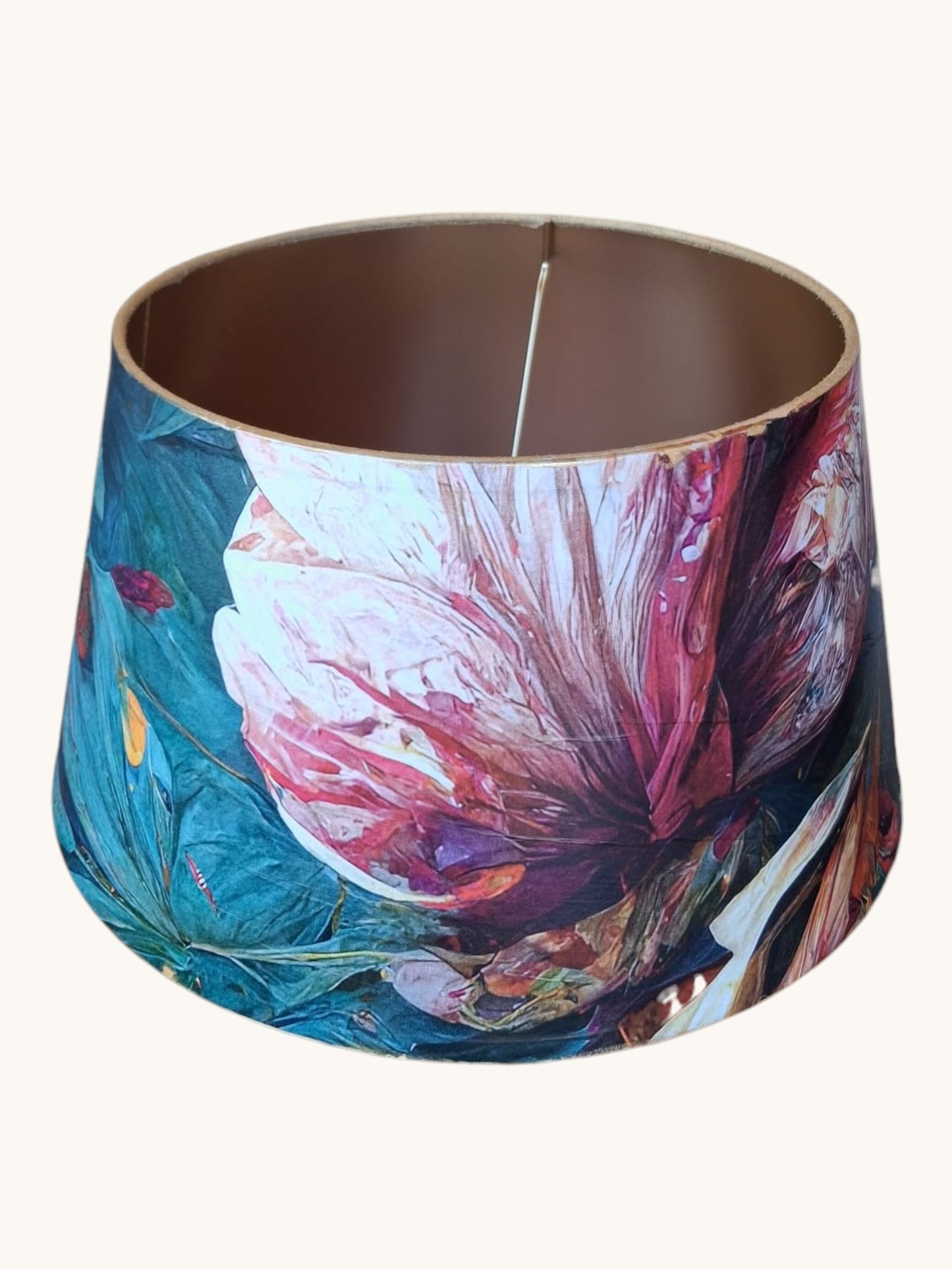 Pantalla de lámpara con decoupage floral en azul turquesa y rosa, vista en ángulo mostrando forma cónica | Anaqa Design