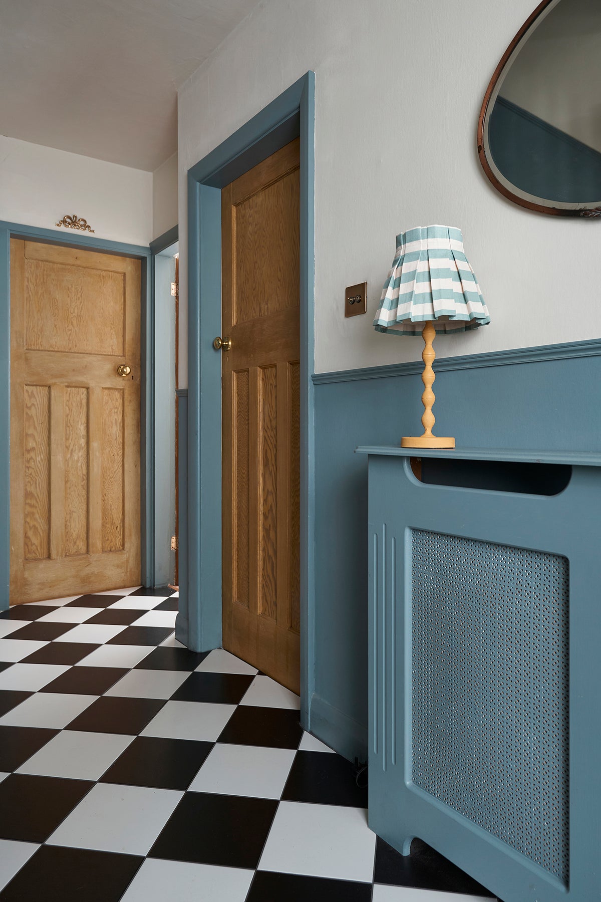 Recibidor pintado con Wall Paint Cambrian Blue de Annie Sloan
