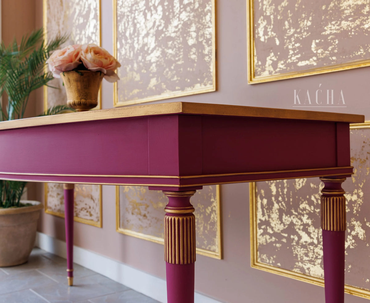 Cera decorativa Eternal de Re-Design with Prima aplicada en mesa consola burdeos con patas torneadas - acabado dorado en cantos y detalles tallados - Kacha