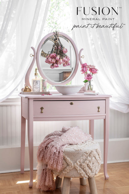 Tocador pintado con Fusion Mineral Paint Rose Water rosa neutro