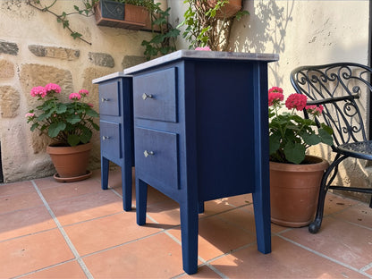 Pareja mesitas de noche Mid Century Modern azul oscuro restauradas con tiradores de bronce