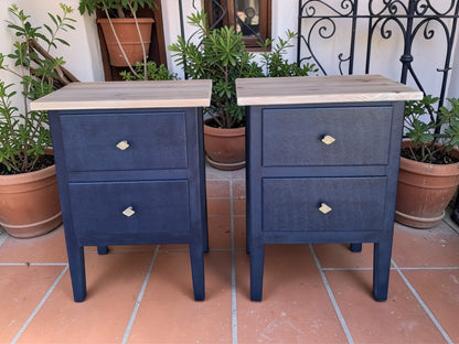 Acabado pintado a mano azul oscuro en mesita de noche vintage restaurada