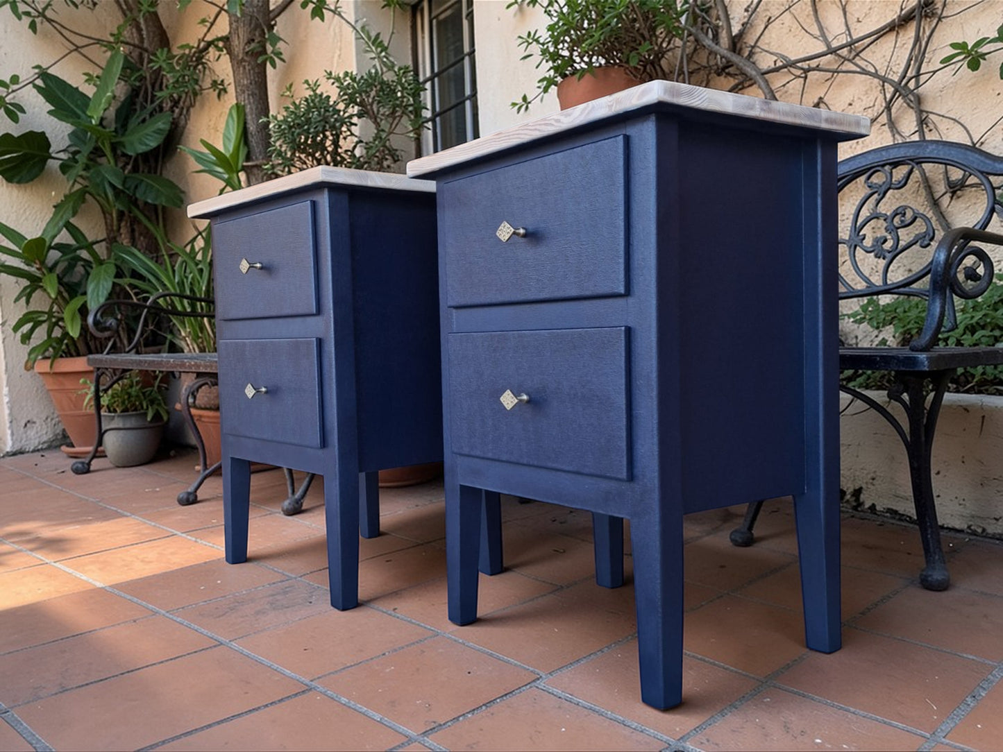 Mesitas de noche Mid Century Modern azul oscuro en dormitorio estilo vintage