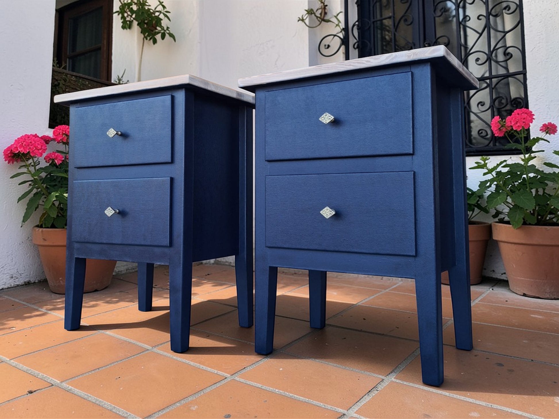 Tiradores de bronce vintage en mesita de noche Mid Century Modern azul 