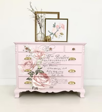 Detalle del transfer decorativo Chatellerault – rosas delicadas y texto manuscrito vintage de inspiración francesa, Redesign with Prima