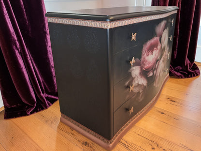 Cómoda vintage romántica con rosas 3D y top burdeos restaurada artesanalmente