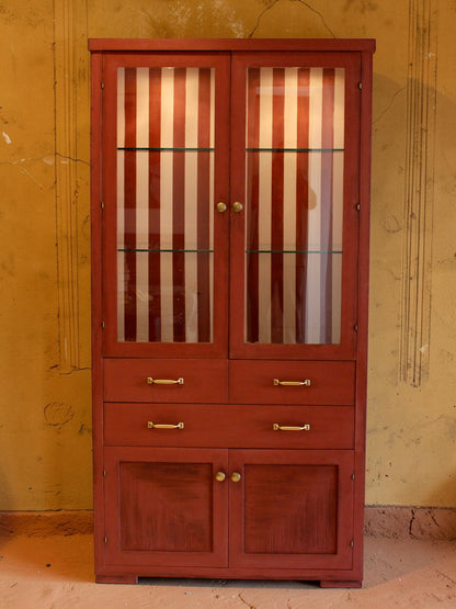 Vitrina vintage mid century modern restaurada en rojo terracota, vista frontal completa – Anaqa Design