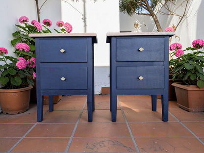Tiradores de bronce vintage en mesita de noche Mid Century Modern azul 