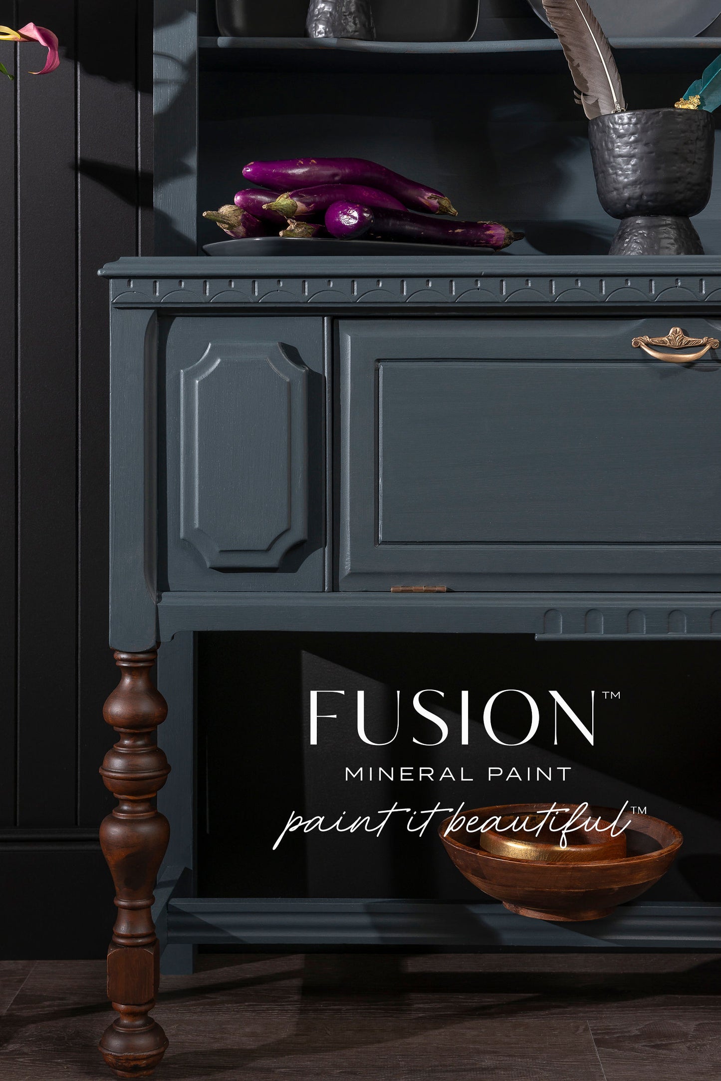 Mueble aparador pintado con Fusion Mineral Paint Cambridge azul pizarra.