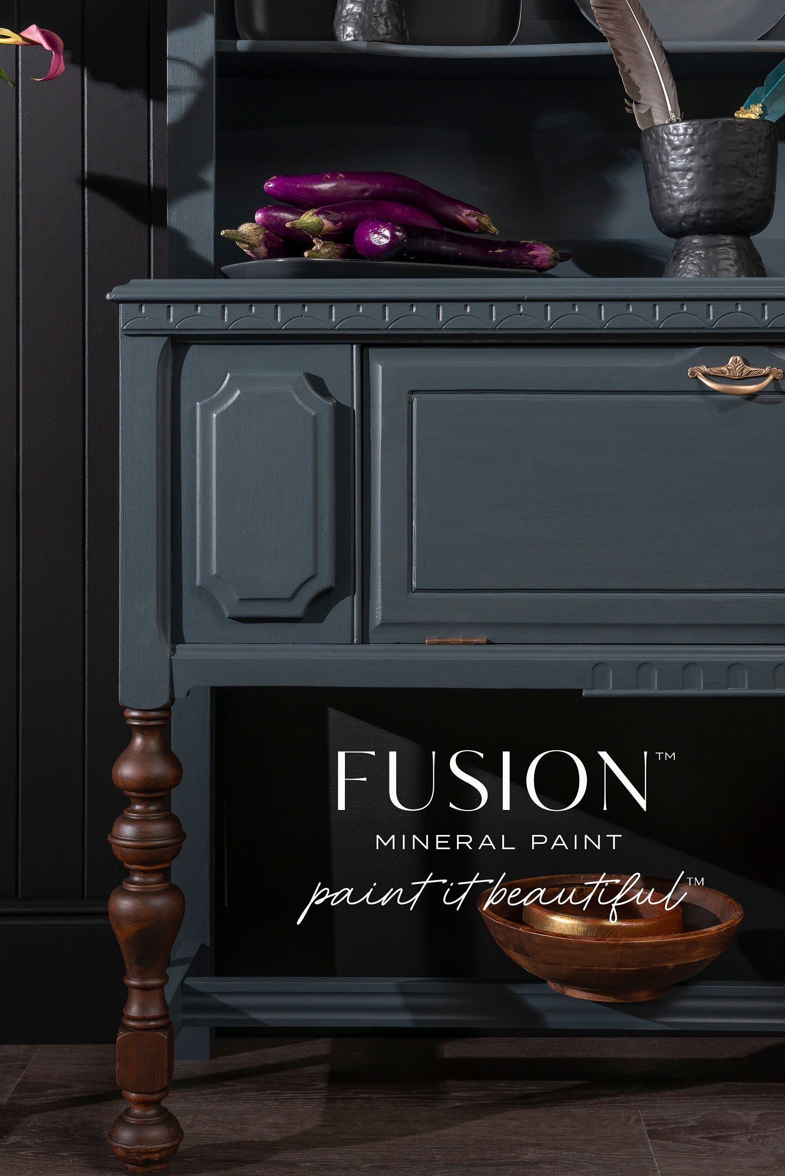 Mueble aparador pintado con Fusion Mineral Paint Cambridge azul pizarra.