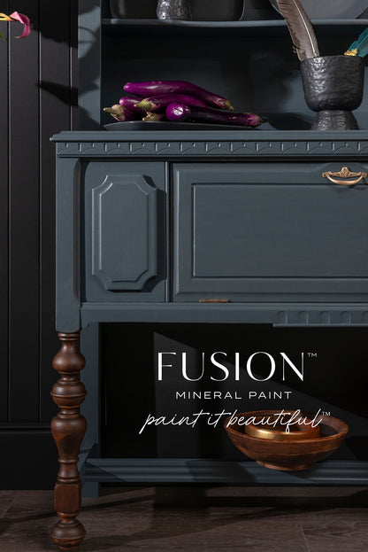 Mueble aparador pintado con Fusion Mineral Paint Cambridge azul pizarra.