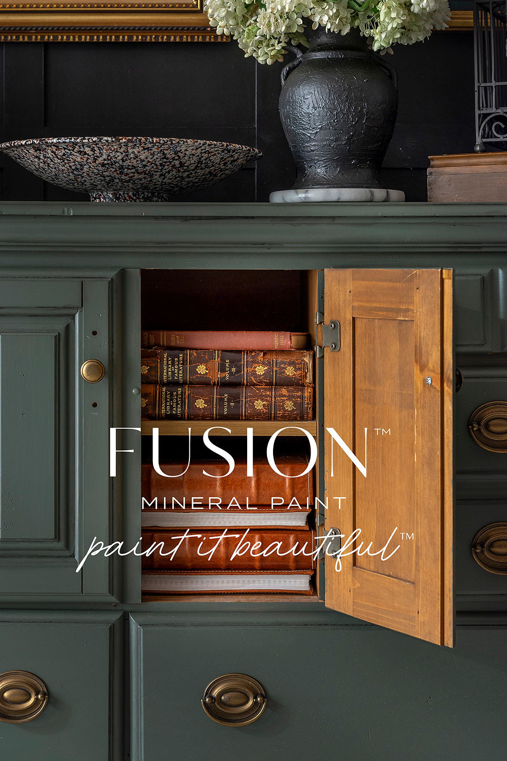 Detalle mueble Everett verde oliva envejecido Fusion Paint