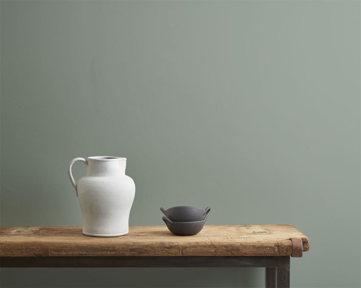 Pared en tono Pemberley Blue con bote de pintura Wall Paint de Annie Sloan