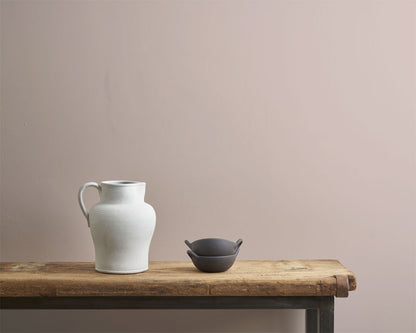 Pared pintada en Wall Paint Pointe Silk de Annie Sloan, junto a una maceta blanca y negra