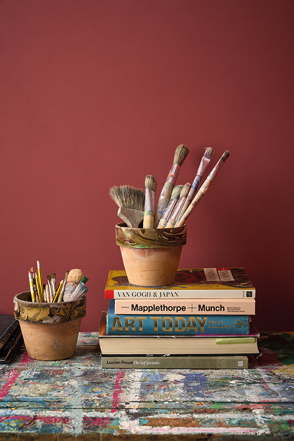 Composición decorativa con Wall Paint Primer Red de Annie Sloan