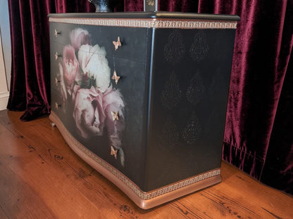 ateral con diseño damasco elegante en cómoda vintage romántica