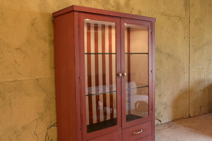 Detalle parte superior lateral de vitrina vintage restaurada en rojo terracota – Anaqa Design

