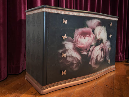 Cómoda vintage romántica con rosas 3D y top burdeos restaurada artesanalmente