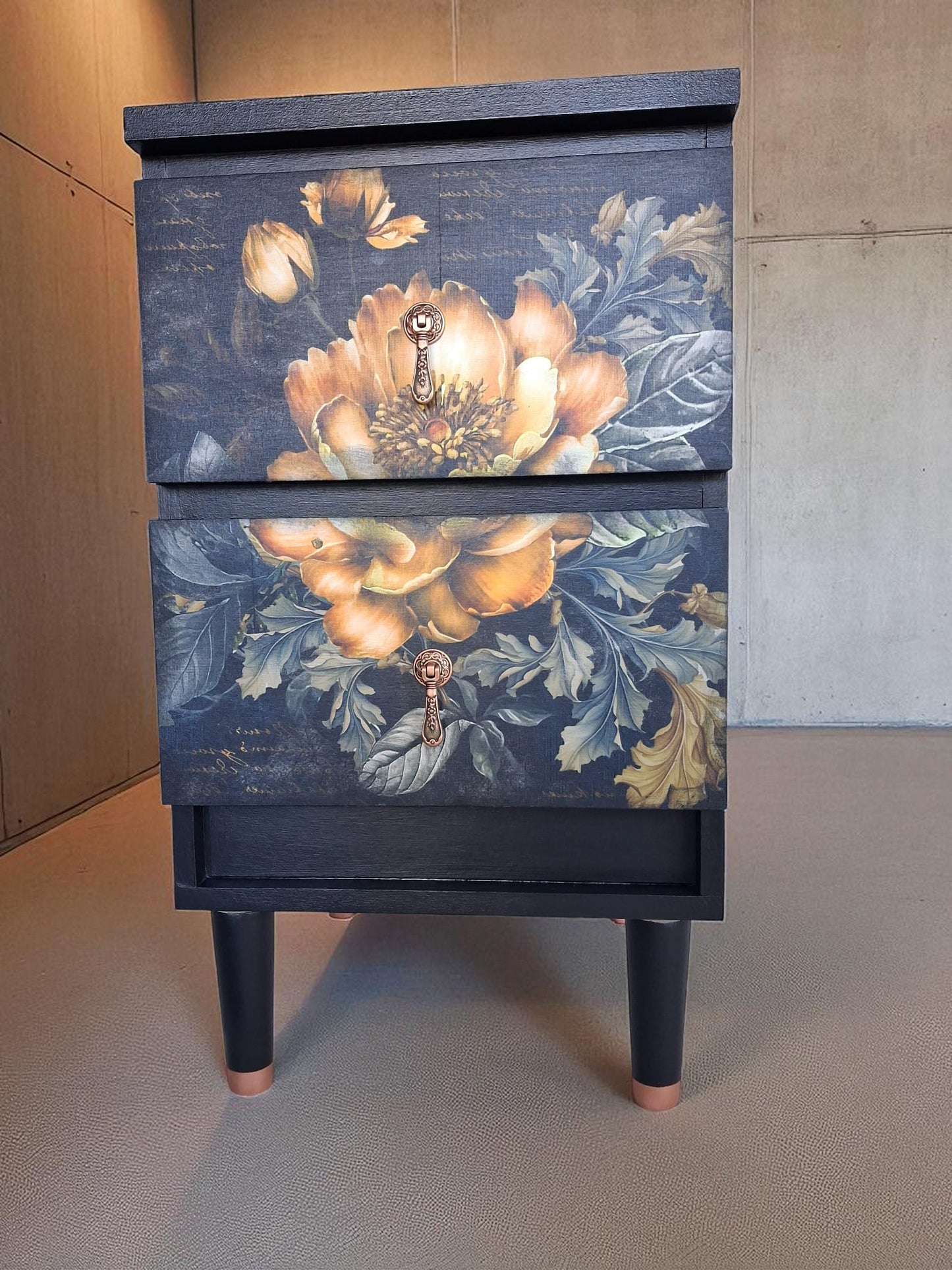 AGOTADO! Mesitas MCM con Frentes Florales – Para Dormitorio o Salón