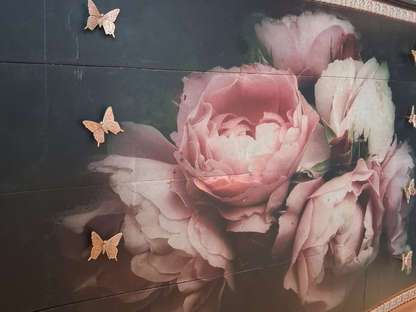 Cómoda vintage romántica con rosas 3D en dormitorio estilo shabby chic 