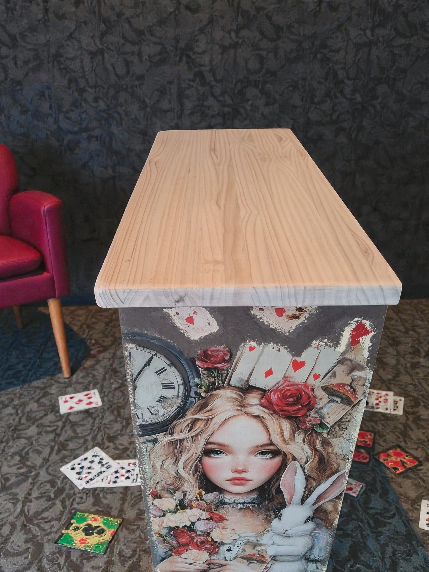 AUSVERKAUFT! Sideboard „Alice im Wunderland“ – handgefertigt aus Massivholz