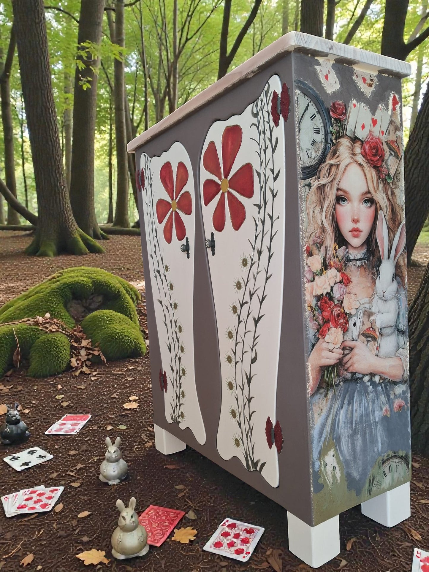 AUSVERKAUFT! Sideboard „Alice im Wunderland“ – handgefertigt aus Massivholz