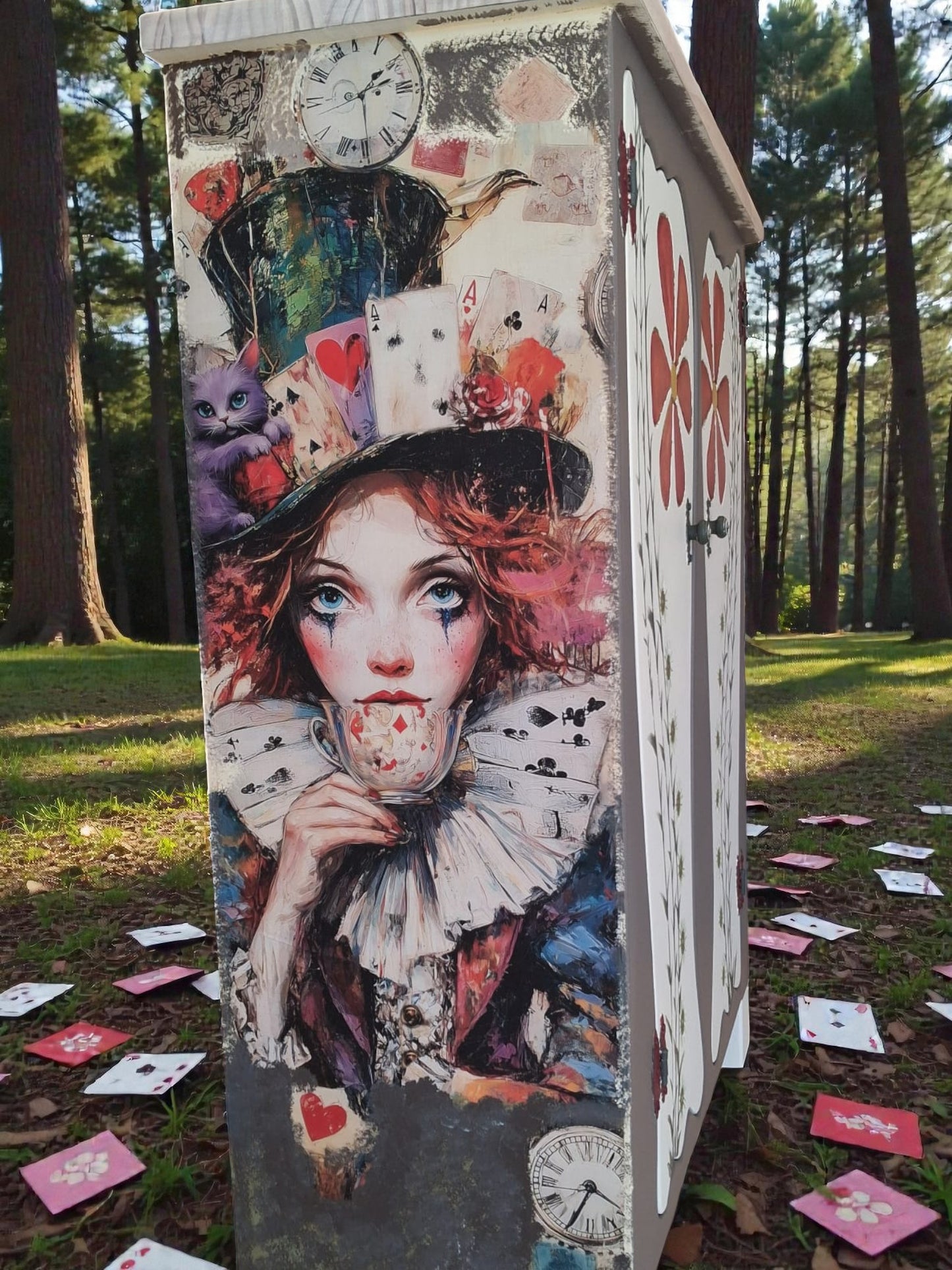 AUSVERKAUFT! Sideboard „Alice im Wunderland“ – handgefertigt aus Massivholz