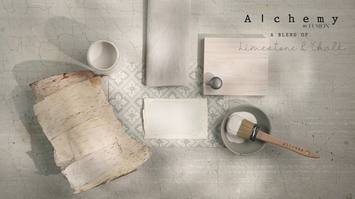 Flatlay inspiracional Alchemy by Fusion Birch con muestras de color, corteza de abedul, brocha y bote de pintura sobre fondo de azulejo hidráulico