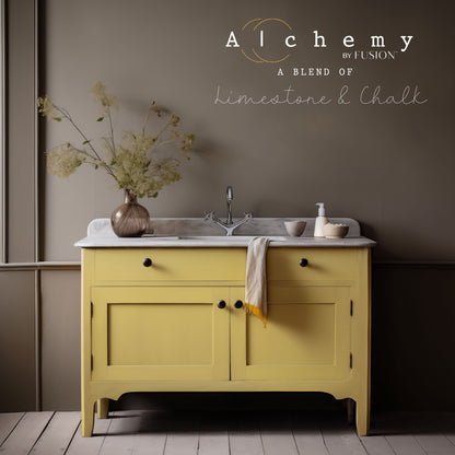 Mueble auxiliar vintage restaurado con Alchemy by Fusion Amber en tono oro antiguo, pintura a la tiza limestone y chalk, estilo rústico elegante