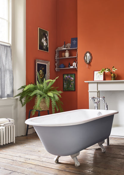 Baño pintado con Satin Paint en Canvas y Wall Paint Riad Terracotta, combinado con Chalk Paint Honfleur, Annie Sloan