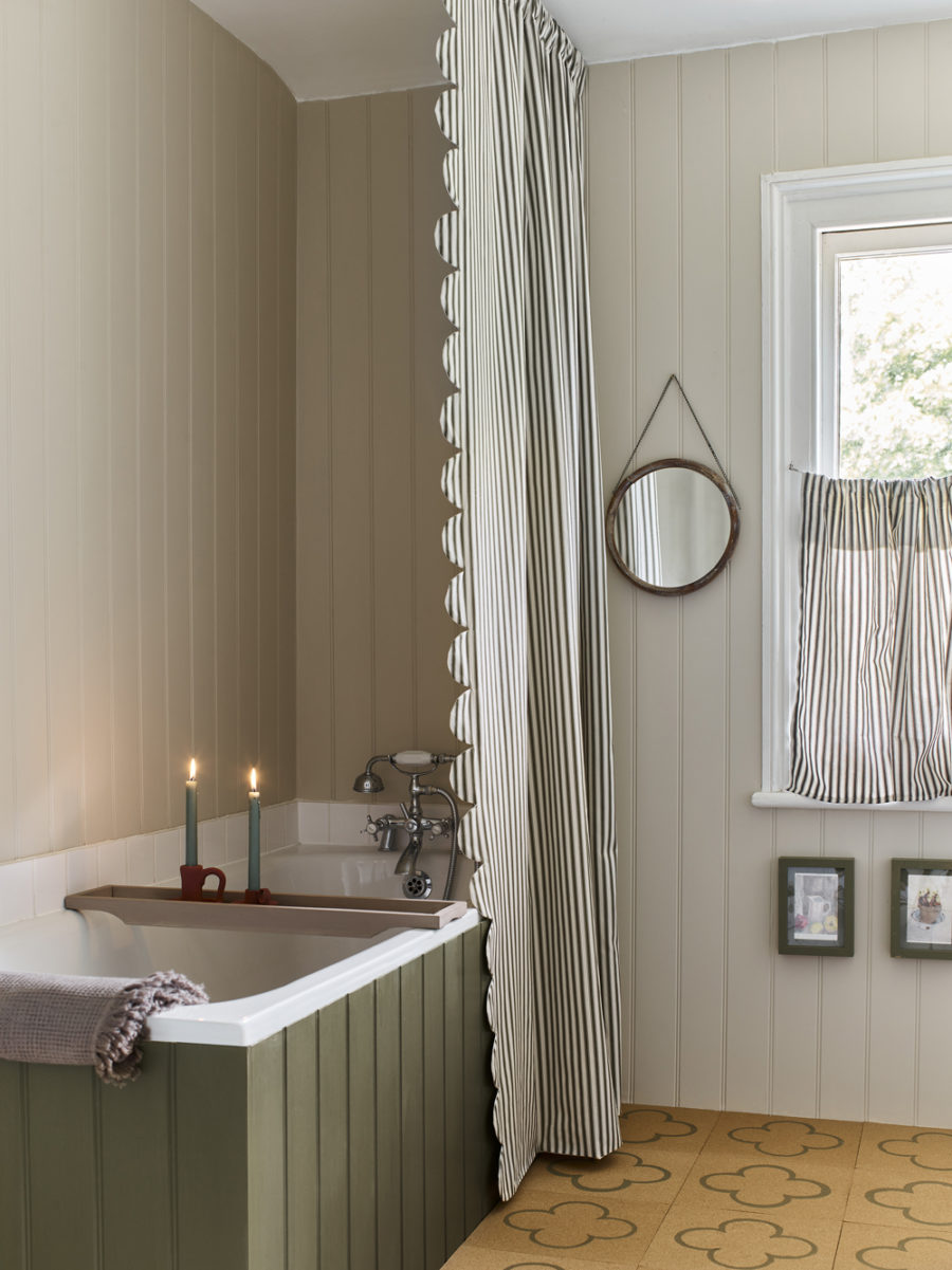 Baño pintado con Wall Paint Canvas combinado con Chalk Paint y tela Ticking en Olive, Annie Sloan