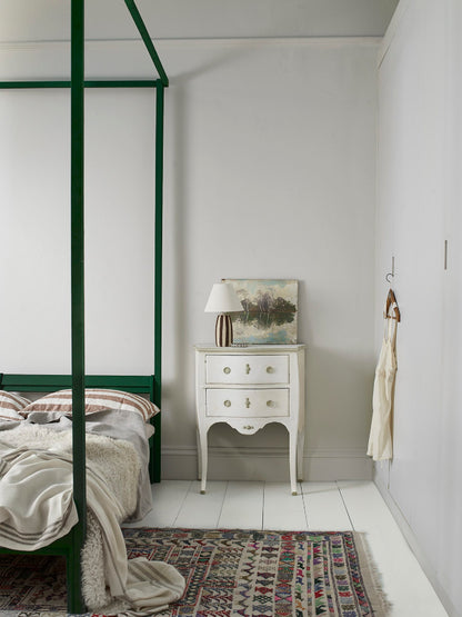 Dormitorio con pared en Pompadour y muebles pintados con Chalk Paint en Amsterdam Green, Old White y Pure, Annie Sloan