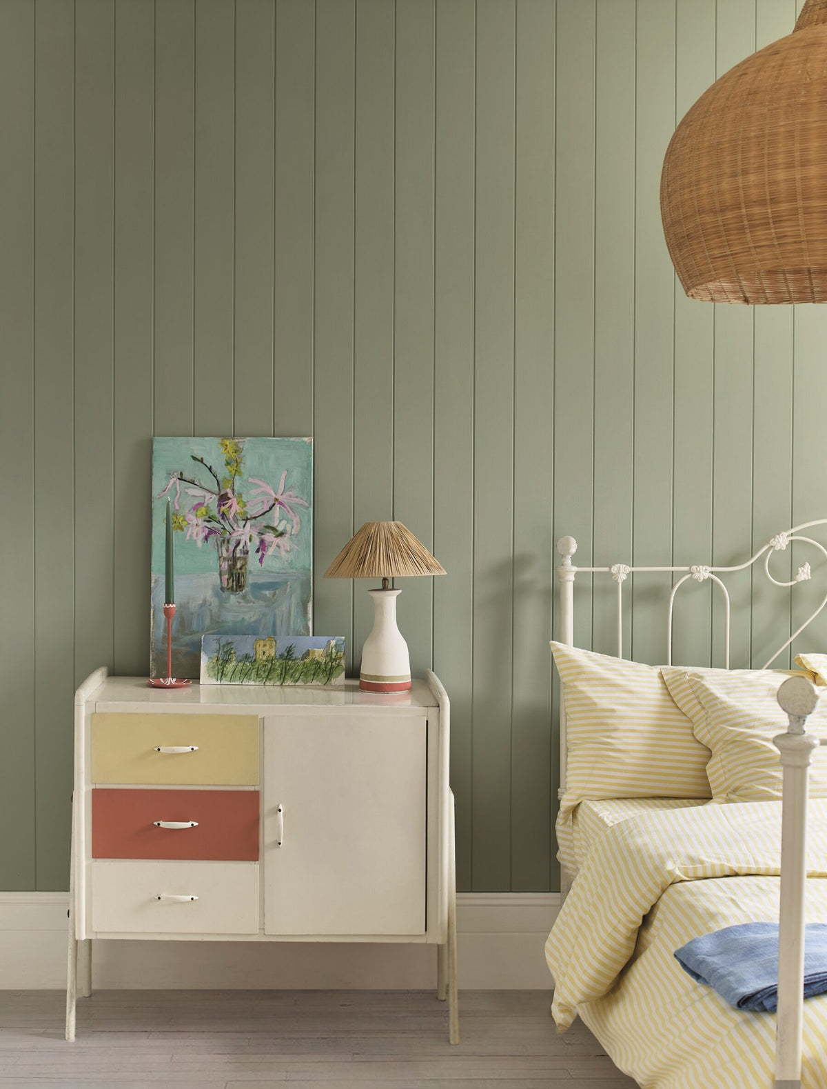 Dormitorio con pared en Wall Paint Terre Verte y muebles pintados en Chalk Paint Original, Scandi Pink y Versailles de Annie Sloan