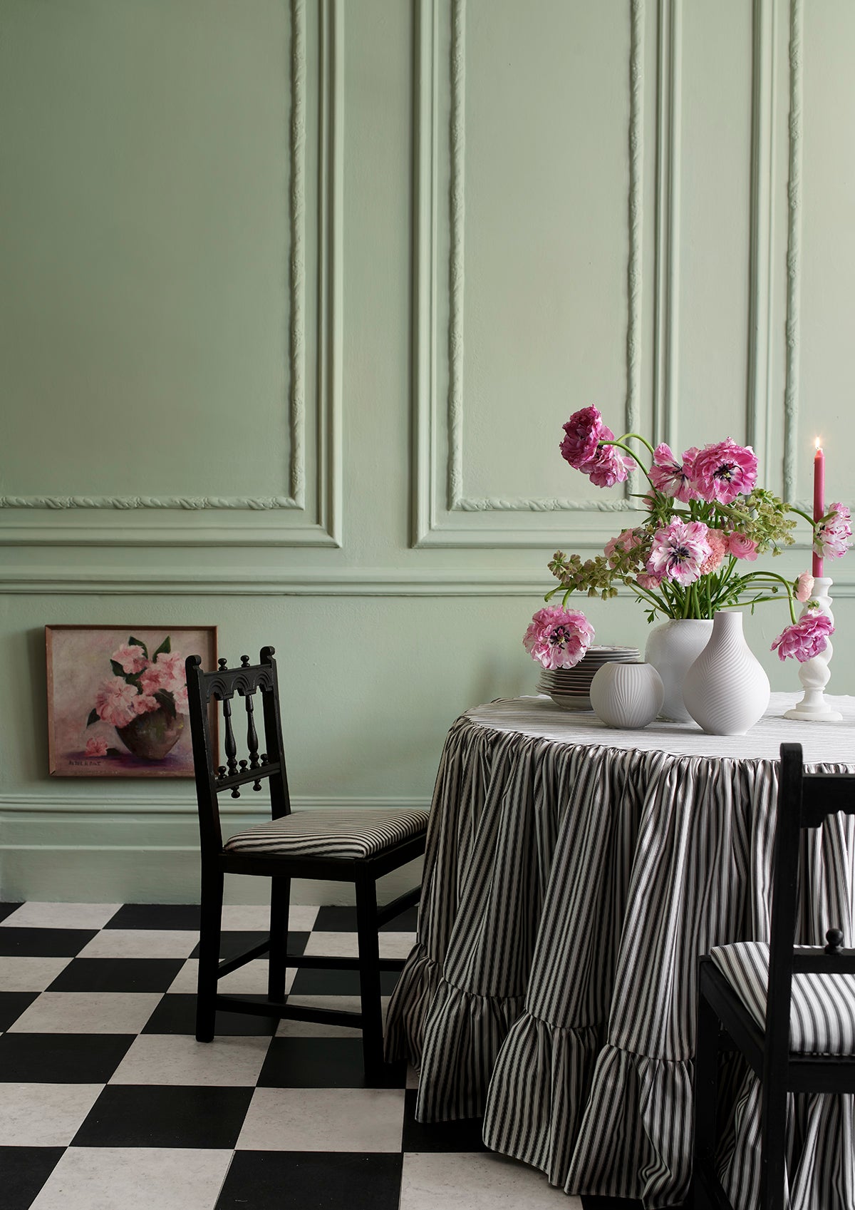 Comedor con pared en Wall Paint, silla en Athenian Black y textiles Ticking en Graphite de Annie Sloan