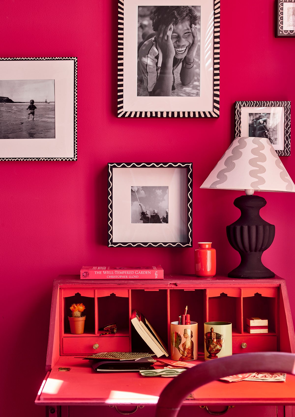 Despacho con pared en Wall Paint Capri Pink y buró pintado en Emperor's Silk y Capri Pink, con lámpara en Athenian Black y Chicago Grey