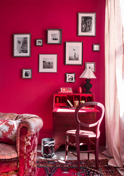 Detalle de despacho con pared en Capri Pink, silla en Burgundy y marco en Antoinette Old White de Annie Sloan