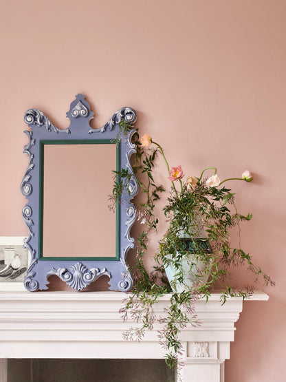 Salón con Satin Paint en Pointe Silk, pared en Wall Paint Piranesi Pink y muebles pintados en Chalk Paint Old Violet de Annie Sloan