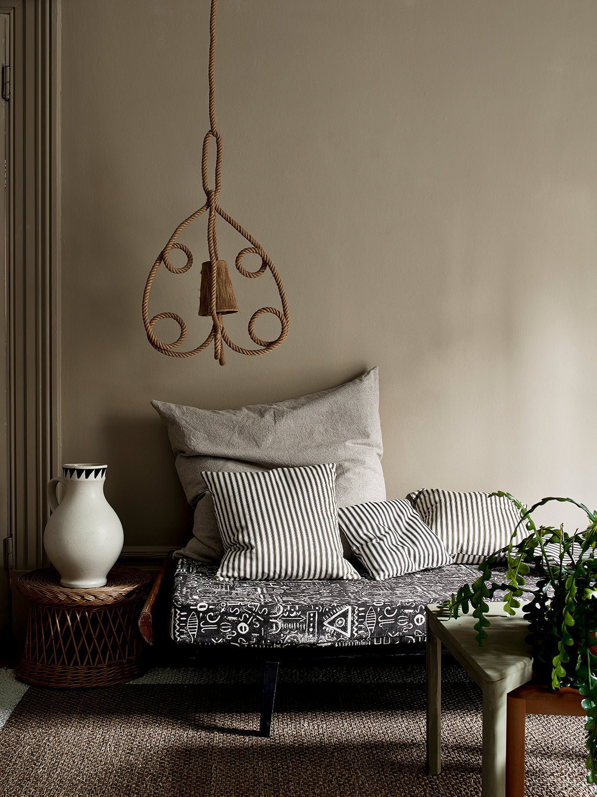 Salón con paredes en Wall Paint French Linen, detalles en Old White y tejidos Linen Union y Tacit Ticking de Annie Sloan

