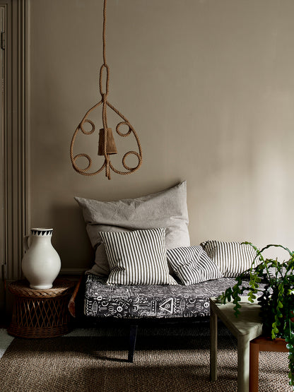 Salón con paredes en Wall Paint French Linen, detalles en Old White y tejidos Linen Union y Tacit Ticking de Annie Sloan

