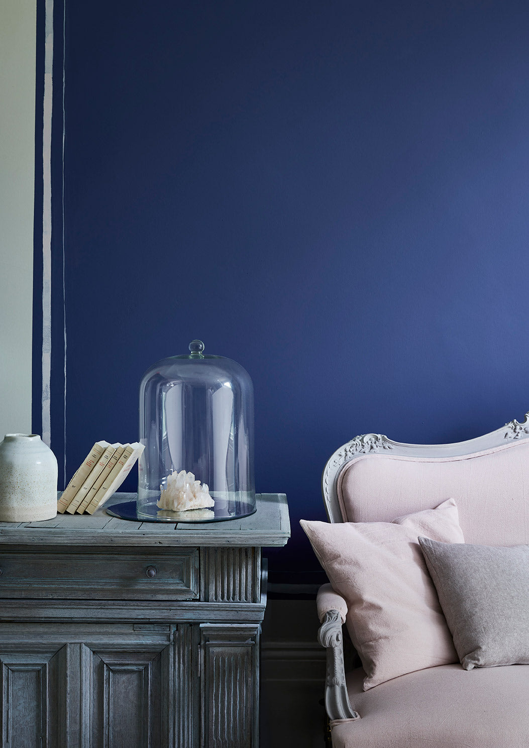 Salón con pared en Wall Paint Napoleonic Blue y tejidos Linen Union de Annie Sloan