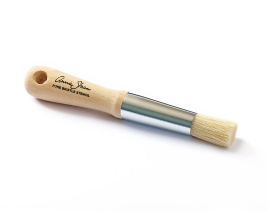 Brocha Annie Sloan Stencil Brush de cerdas naturales con mango de madera.