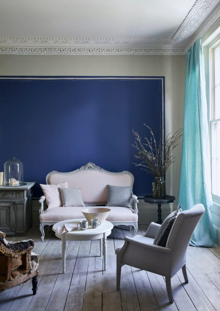 Salón de estilo clásico con paredes en Wall Paint Napoleonic Blue de Annie Sloan