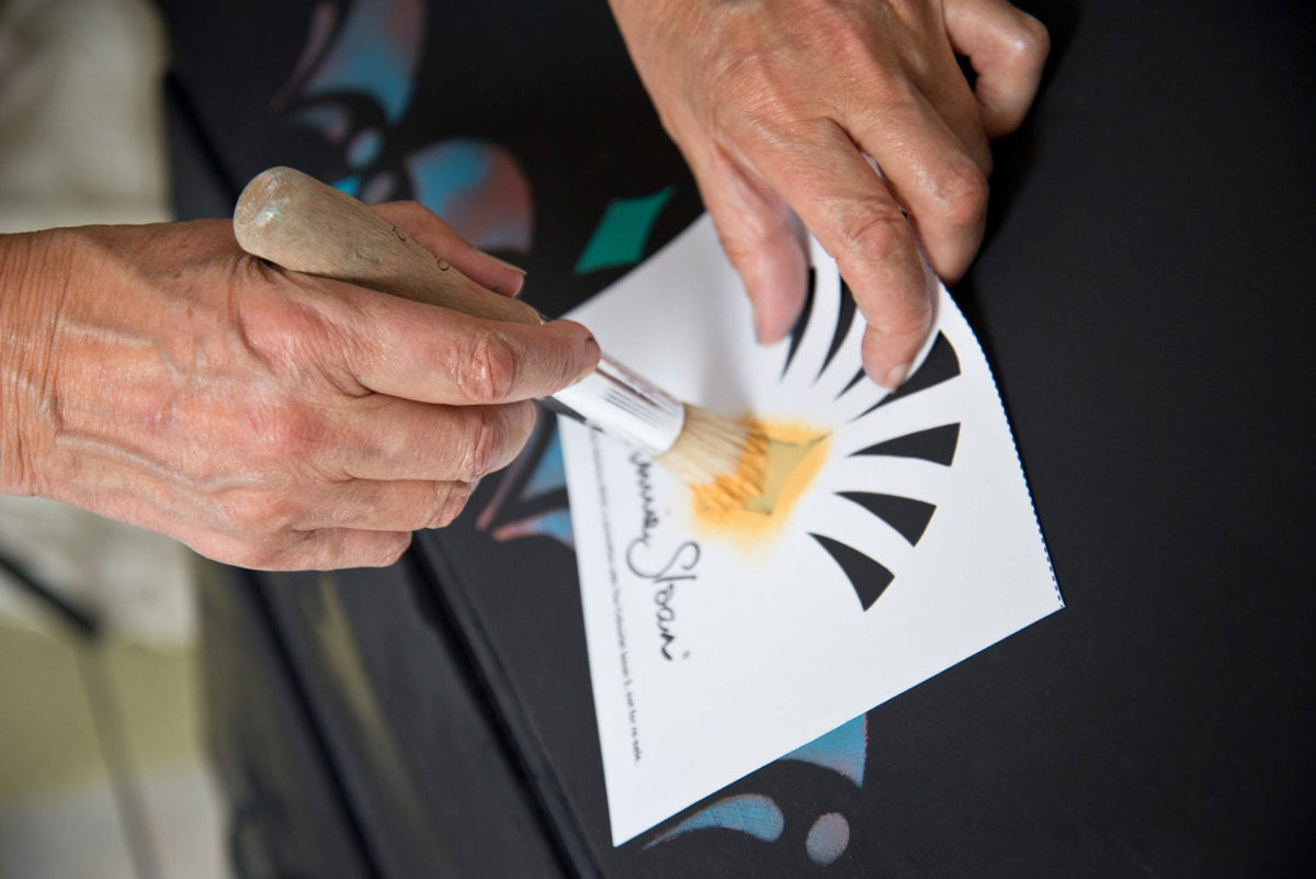 Aplicación de Chalk Paint con la brocha Annie Sloan Stencil Brush en color Tilton sobre una base Athenian Black