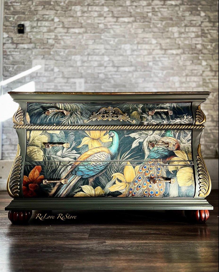 Detalle papel decoupage A Peacock Pair - Restauración muebles vintage