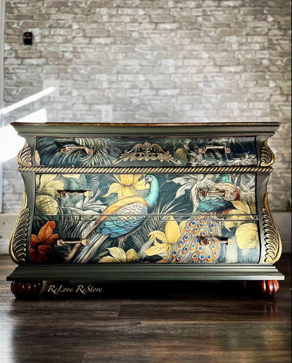 Detalle papel decoupage A Peacock Pair - Restauración muebles vintage