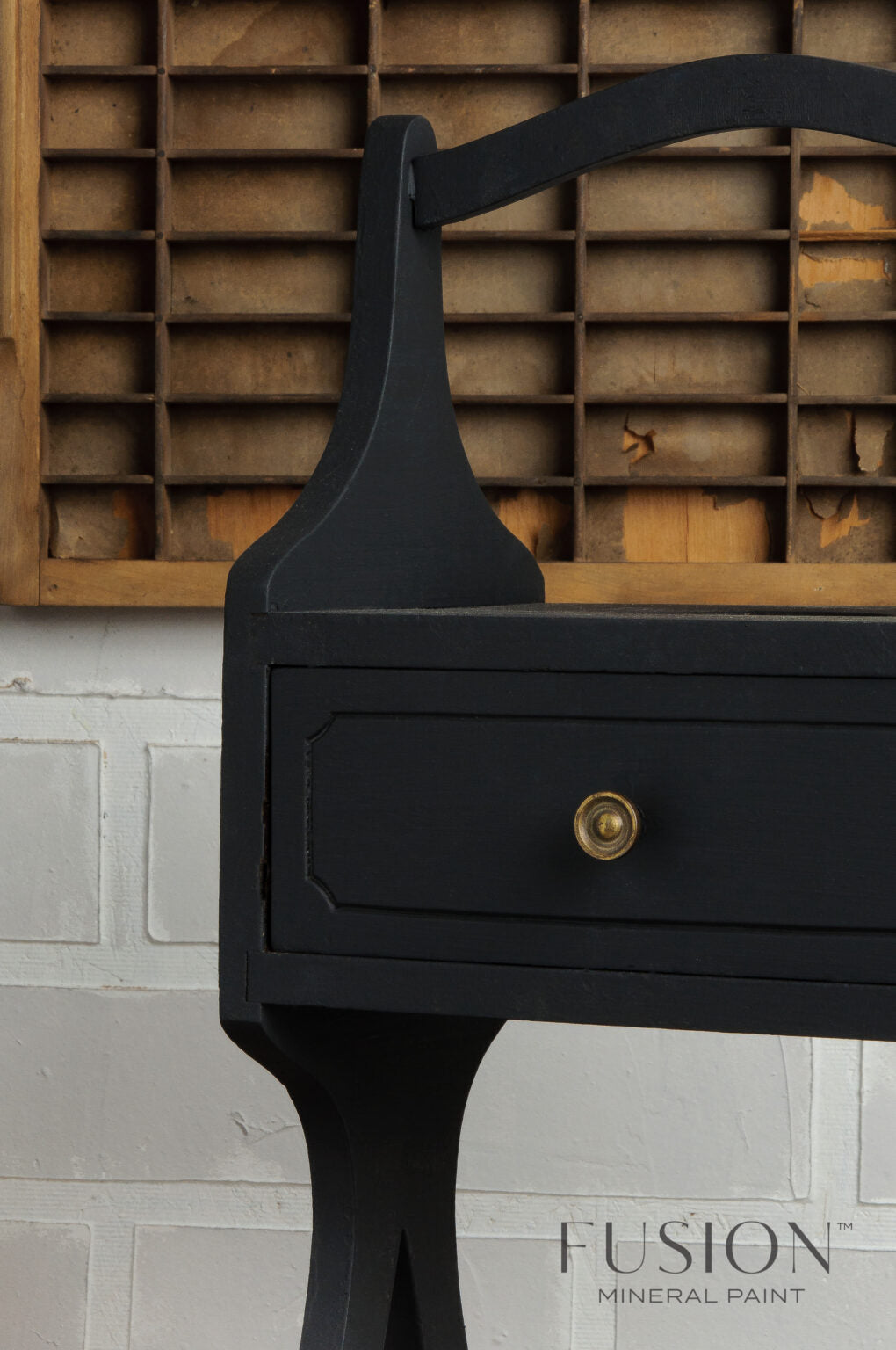 Mueble pintado con Fusion Mineral Paint Coal Black negro profundo