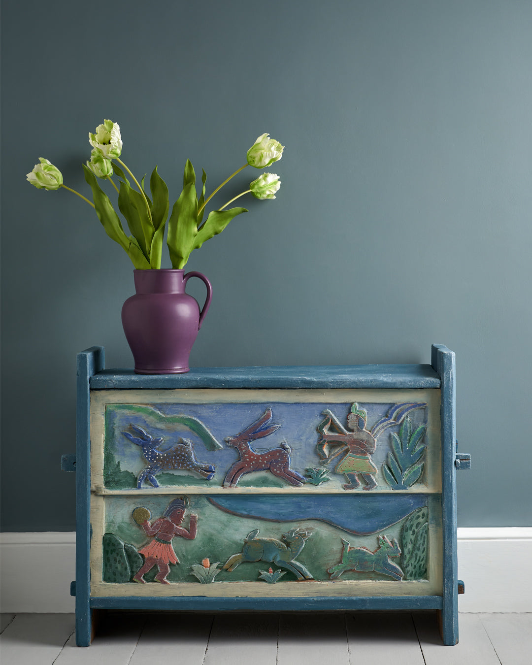 Baúl pintado en tono Cambrian Blue con Wall Paint de Annie Sloan