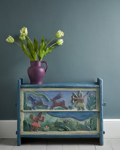 Baúl pintado en tono Cambrian Blue con Wall Paint de Annie Sloan