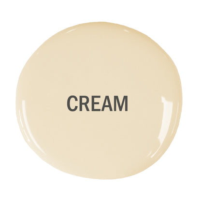 Gota de pintura Chalk Paint™ en el color Cream de Annie Sloan con el nombre del color